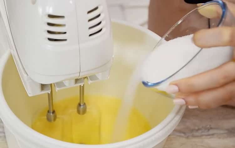 להכנת פיצה מתוקה, מקציפים חמאה