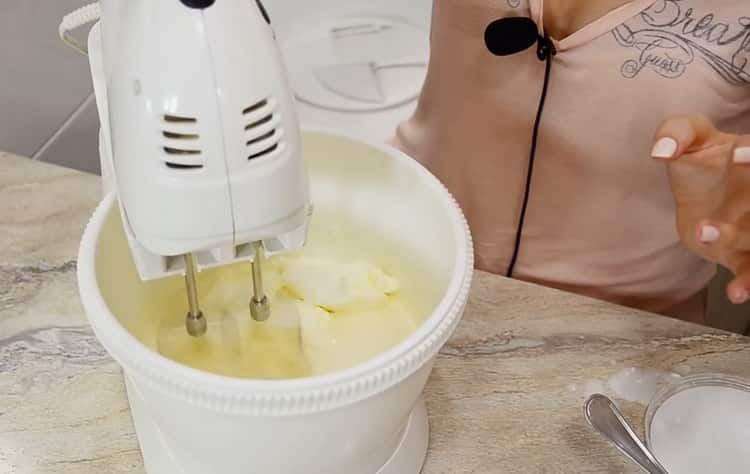 הוסף שמנת חמוצה להכנת פיצה מתוקה