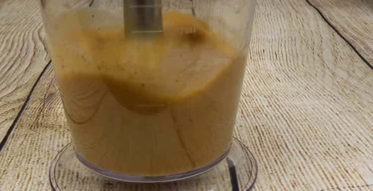 Pentru a face un smoothie cu banane, bateți ingredientele cu un blender