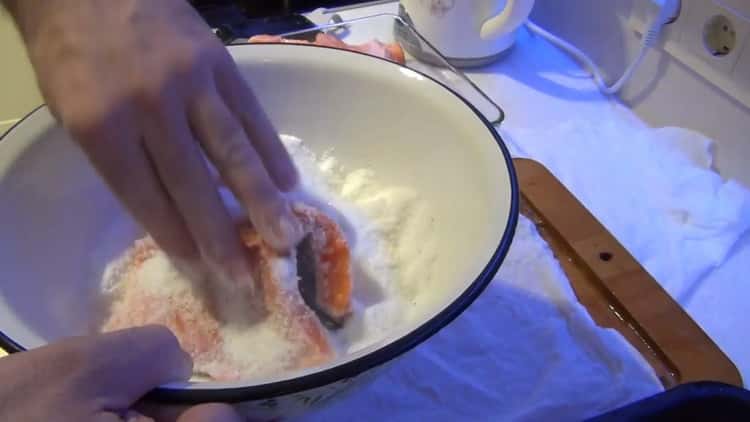 לבישול דגים מלוחים, טובלים את הדג