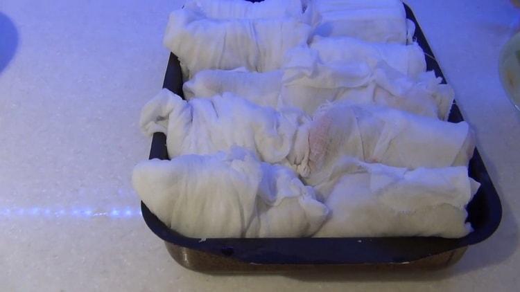 להכנת דגים מלוחים, הכניסו את הדג לתבנית