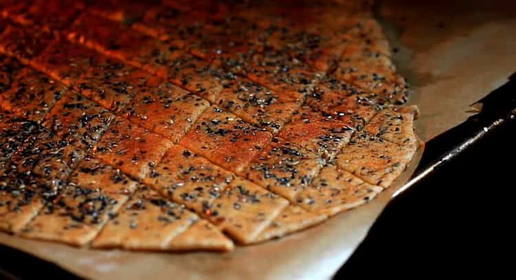 Förvärm ugnen för att tillverka saltkakor