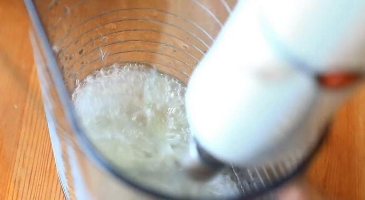 Pisk ägg för att göra saltkakor.