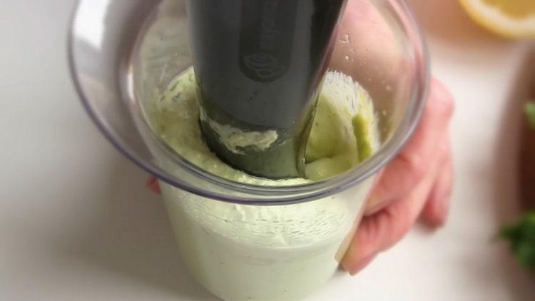 Pentru a face sos de pește, pregătește un blender