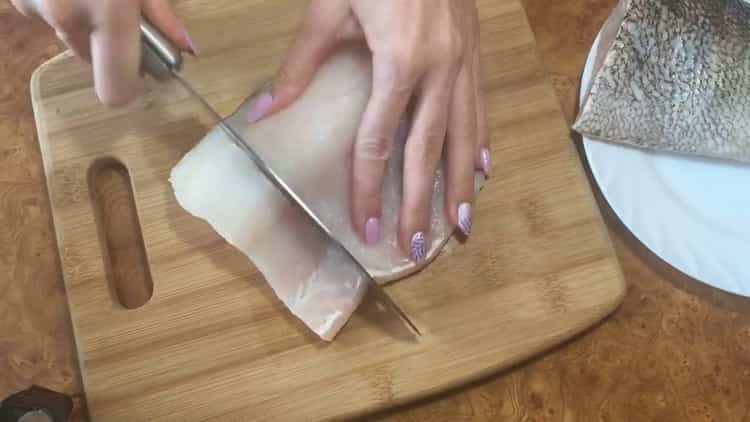 Bered ingredienserna enligt receptet för att laga zander i ugnen
