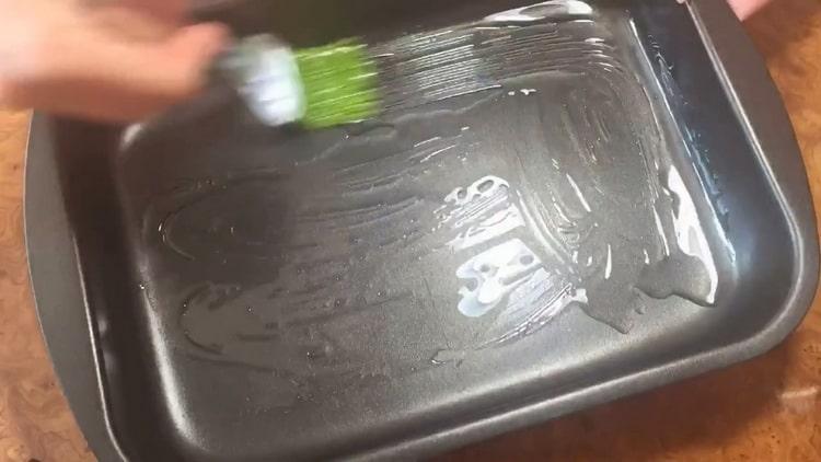 Enligt receptet för att laga gädda abborre i ugnen, smörj formen med olja