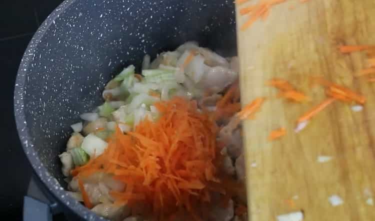 Pentru a pregăti supa cu linte și pui, prăjiți legumele cu carne