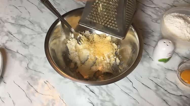 لصنع بسكويت الجبن ، صر الجبن