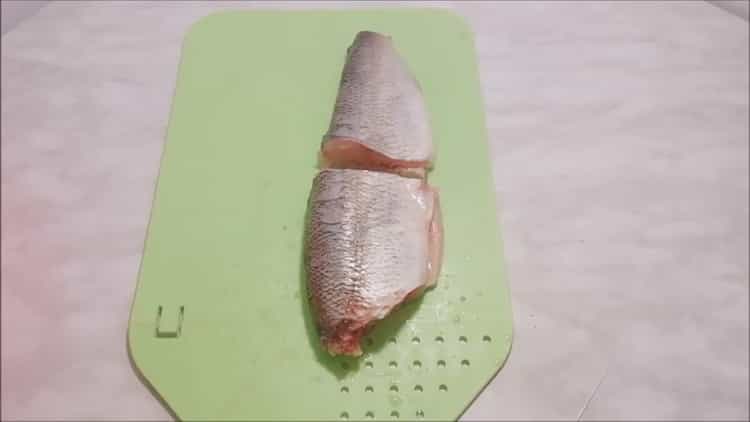 Upang ihanda ang keso ng isda, ihanda ang mga sangkap