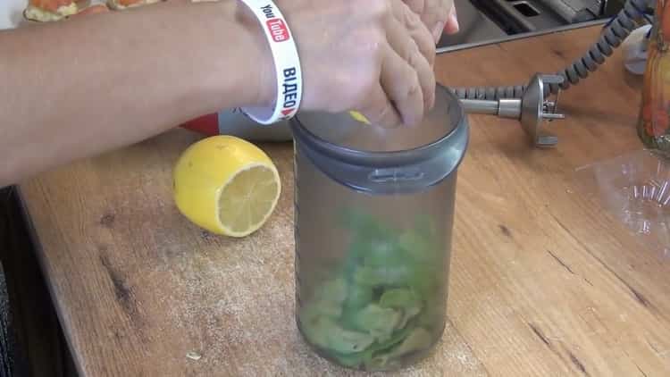 For at fremstille tartlets med rød fisk, hugg citronen