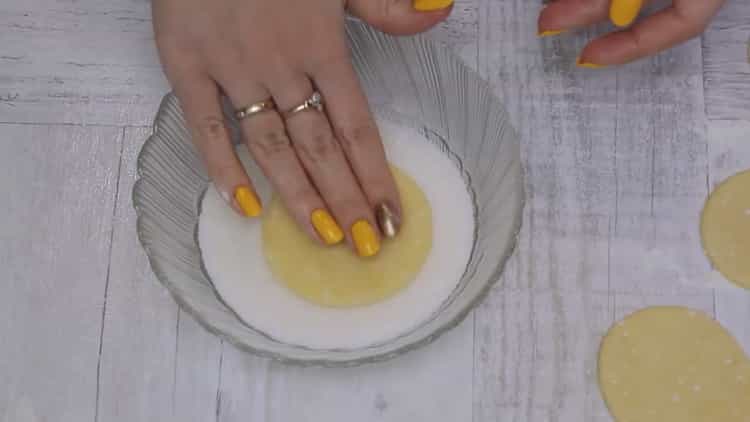 Para fazer biscoitos de coalhada em triângulos, coloque a massa em açúcar