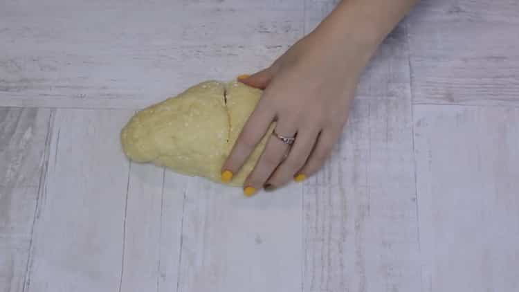 Para a preparação de biscoitos de coalhada, triângulos cortam a massa.