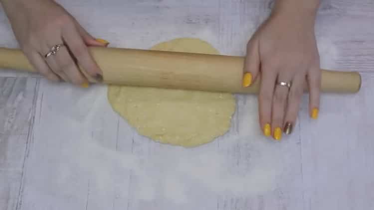 Para a preparação de biscoitos de queijo cottage, role os triângulos de massa