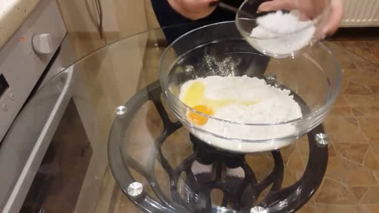 Комбинирайте съставките за манти тесто