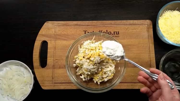For at fremstille tilapia i ovnen skal du blande ingredienserne til påfyldningen.