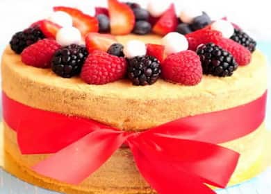 Bolo de mel com creme de leite, de acordo com uma receita passo a passo com foto