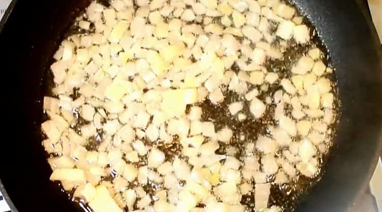 Pentru gătit varză fiartă. saute ceapa