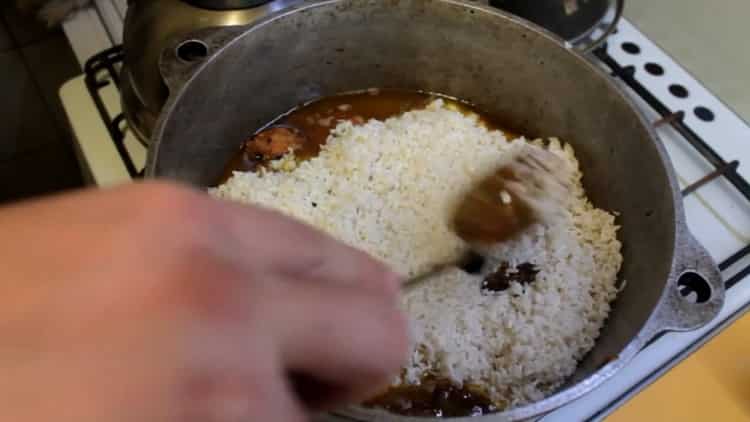 Para fazer pilaf uzbeque com carne de porco, adicione arroz