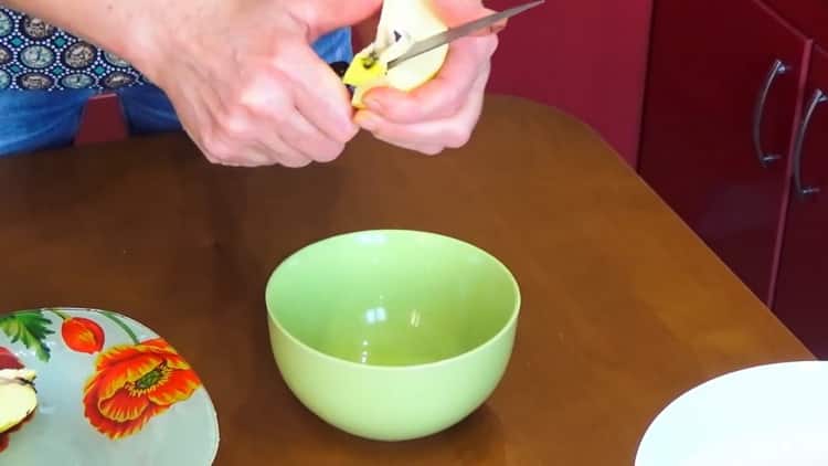 Zum Kochen von usbekischem Pilaw mit Hühnchen die Nudeln putzen