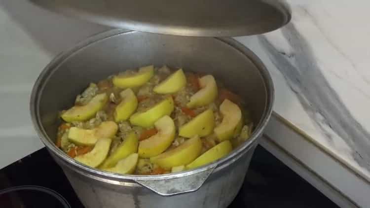 Decken Sie den Kessel ab, um den usbekischen Pilaw mit Hühnchen zuzubereiten