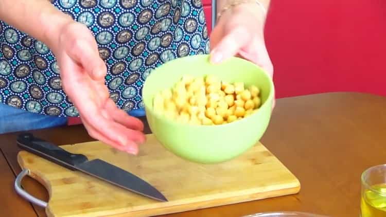 Um usbekischen Pilaw mit Hühnchen zuzubereiten, bereiten Sie die Zutaten vor