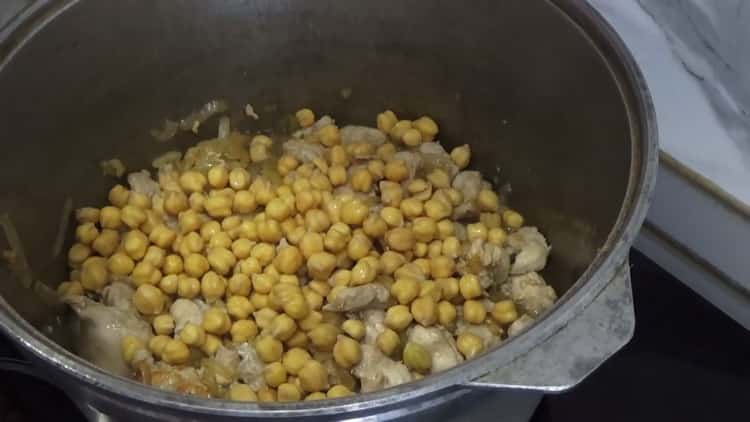 Fügen Sie Erbsen hinzu, um usbekischen Pilaw mit Huhn zu kochen