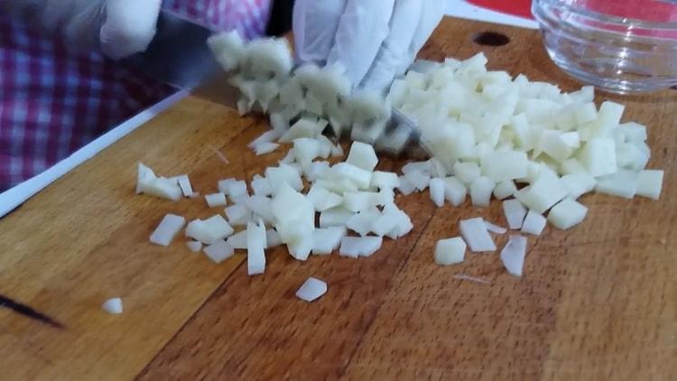 Upang makagawa ng tinadtad na manti ayon sa isang simpleng recipe, i-chop ang mga patatas