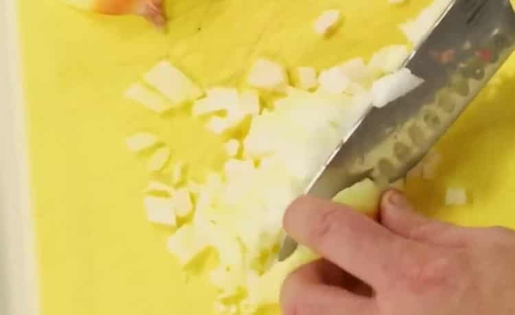 Pentru a pregăti carnea tocată pentru khinkali se toacă ceapa