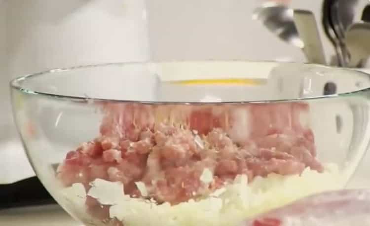 Pentru a face khinkali tocate, pregătiți carne tocată