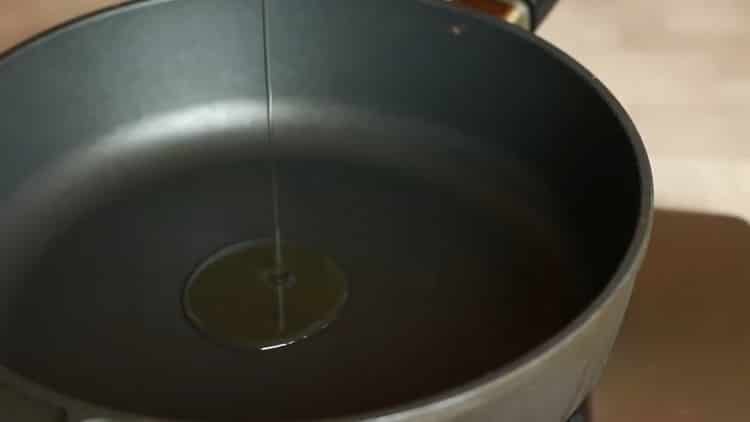 Pentru a face fettuccine de pui, preîncălziți tigaia