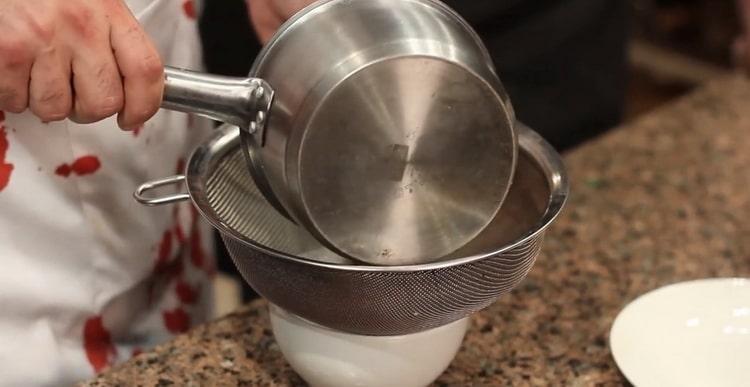 Para hacer atún, cuele la salsa