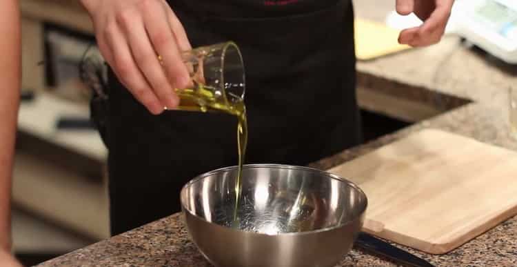 Para hacer atún, prepare los ingredientes para la salsa.