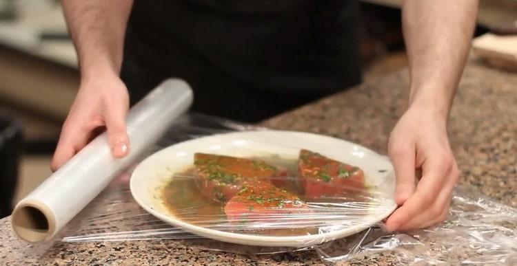 Para hacer atún, pon el pescado en reposo