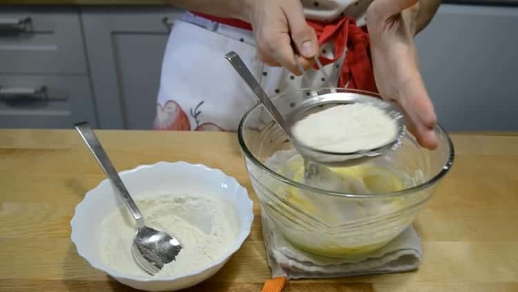 Pour faire des biscuits français, pétrir la pâte