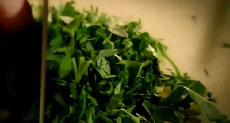Cortar verduras para hacer fricasé de conejo