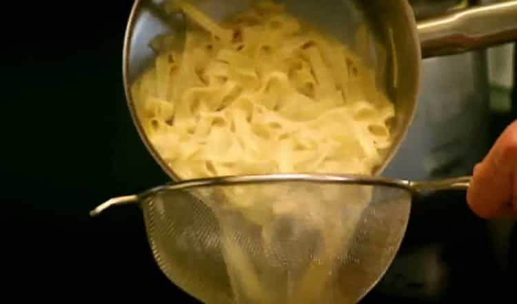Para hacer fricasé de conejo, drene el agua de los tagliatelle