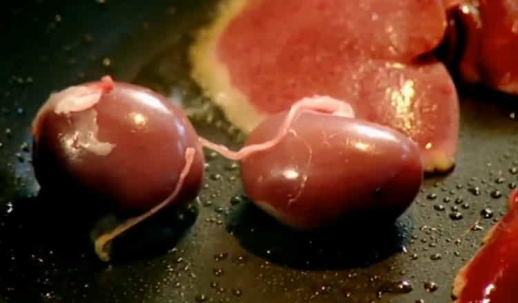 Para hacer fricasé de conejo, freír todos los ingredientes.