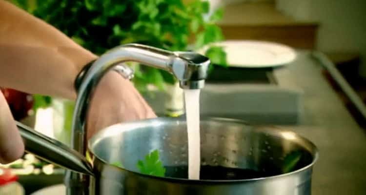 Vierte agua en el fricasé de conejo