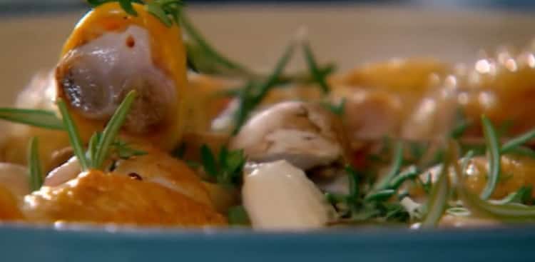 מערבבים את המרכיבים לטוגני עוף