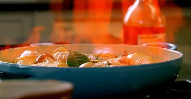 הוסף ברנדי להכנת פרסקיות עוף