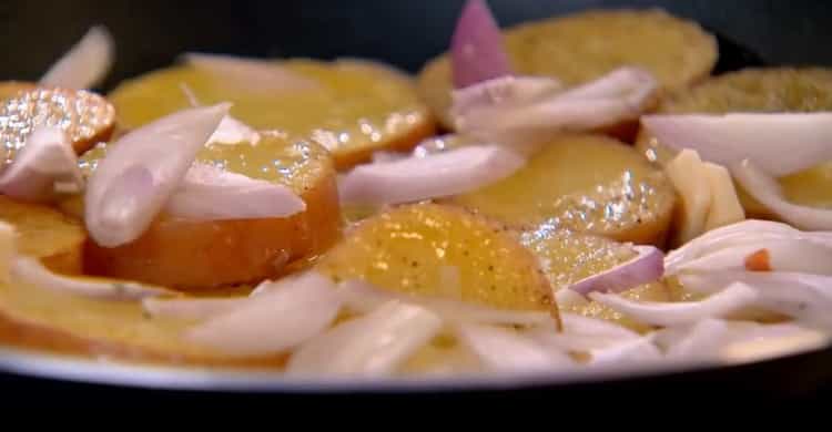 קוצצים בצל ומטגנים עם תפוחי אדמה