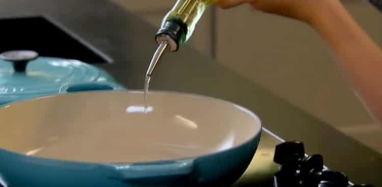 להכנת פרסקיות עוף, להוסיף שמן