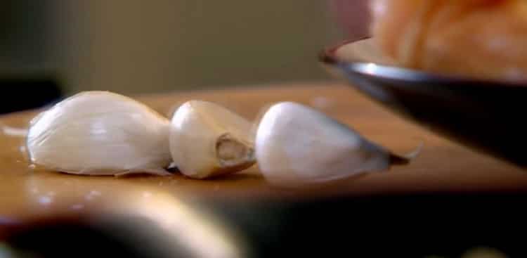 להכנת פריקסי עוף, הכינו שום