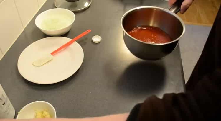 Pentru a prepara khinkalul Dagestanului, pregătiți sosul de roșii