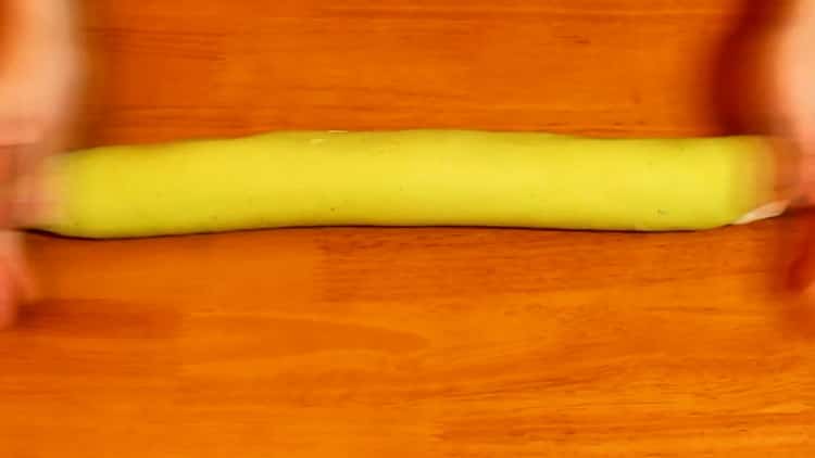 Zum Dämpfen von Khinkali den Teig ausrollen