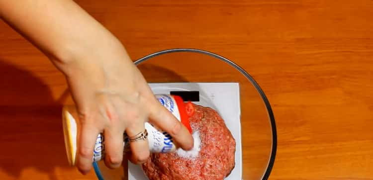 Bereiten Sie die Zutaten zum Dämpfen von Khinkali vor