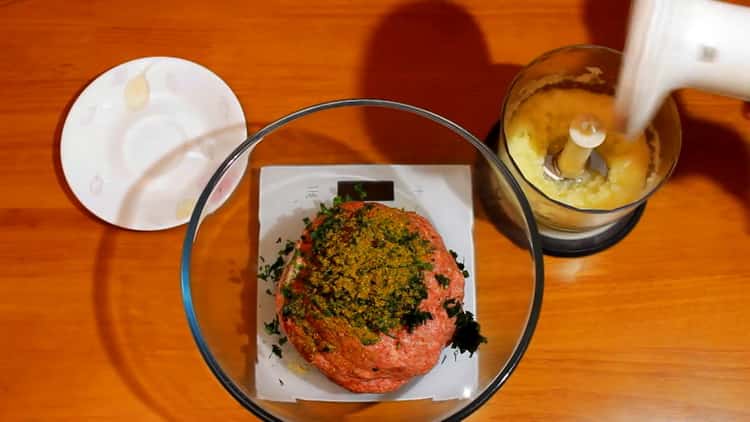 Zum Dämpfen von Khinkali die Gewürze kochen