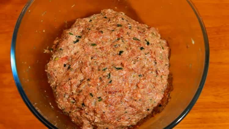 Zum Dämpfen von Khinkali das Hackfleisch zubereiten