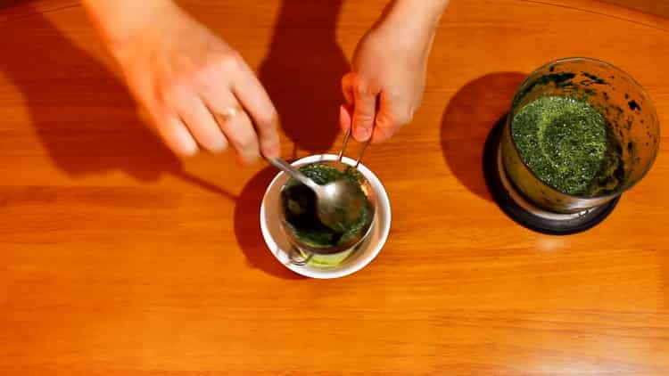 Bereiten Sie zum Dämpfen von Khinkali einen Farbstoff vor