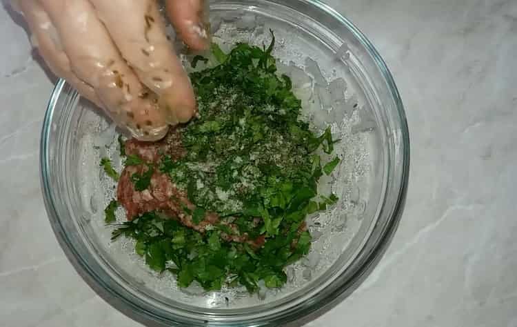 Per preparar khinkali segons una recepta senzilla amb una foto, barregeu els ingredients per a la carn picada
